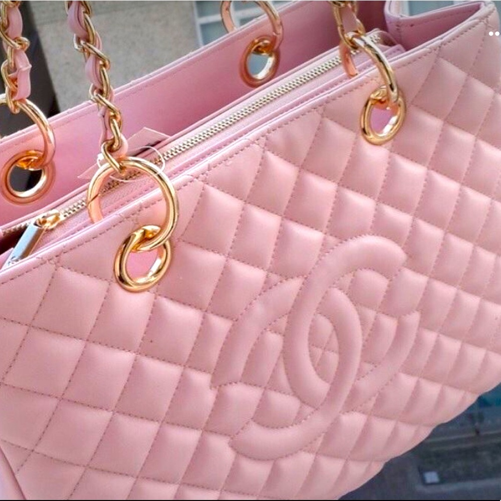 Meet your Posher, Chanel